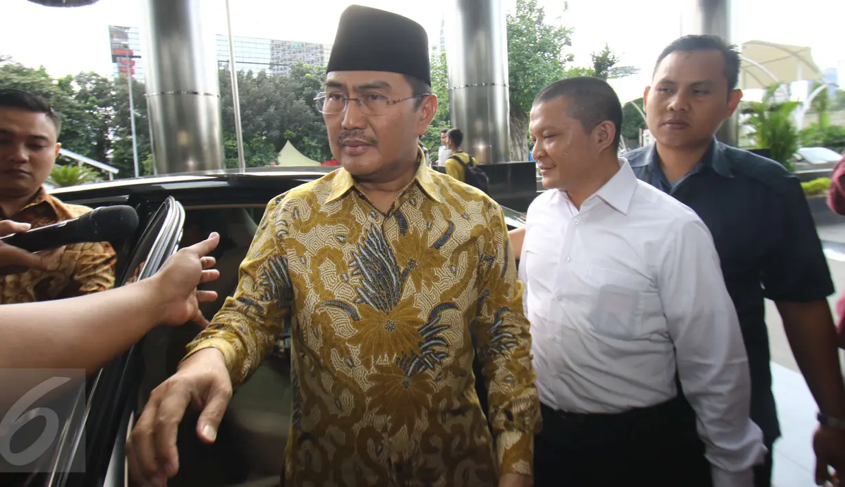 Ketua DKPP RI Jimly Asshiddiqie turun dari mobil setibanya di Gedung KPK, Jakarta, Kamis (2/3). Kedatangan Jimly untuk beraudiensi dengan pimpinan KPK terkait rencana diskusi pemberantasan korupsi ke depan. (Liputan6.com/Helmi Afandi)
