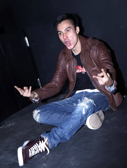 Dalam sebuah trailer, adegan Baim sedang menghampiri Laura (seorang PSK) yang diperankan oleh Tiara Eve, saat sedang di atas ranjang sedang tiduran. (Nurwahyunan/Bintang.com)