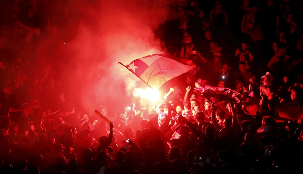 Suporter Chile merayakan kemenangan usai mengalahkan Argentina di Final Copa America 2015 di Stadion Nasional, Santiago, Chili, (4/7/2015). Chili menang lewat adu penalti atas Argentina dengan skor 4-1. (REUTERS/Andres Stapff)