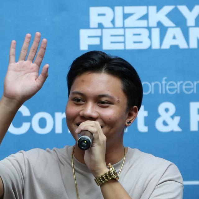 Makna Spesial Di Balik Showcase Intimate Rizky Febian Di Hari Ulang Tahunnya News Entertainment Fimela Com Perdana ulang tahun tanpa ibunda, rizky febian kenang momen tambah usia dalam foto lawas: balik showcase intimate rizky febian