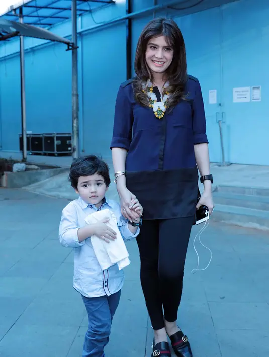 Kekawatiran saat menerima tawaran main film dan sinetron adalah banyak memakan waktu di lokasi syuting. Hal itu yang akan berimbas jarang bertemu dengan buah hatinya. (Deki Prayoga/Bintang.com)