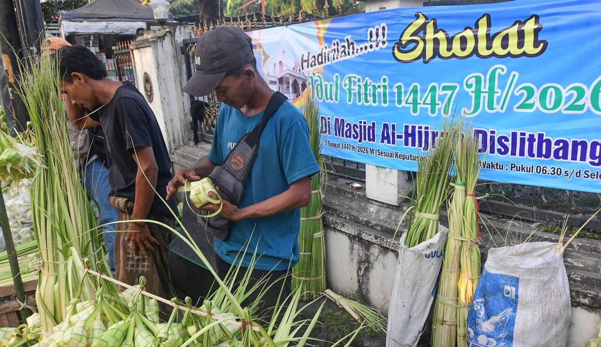 Menjelang Hari Raya Idul Fitri 1447 Hijriah, aktivitas pedagang musiman kulit ketupat lebaran kian meningkat. Tampak dalam foto, pedagang menyelesaikan produksi kulit ketupat lebaran di Pasar Pondok Labu, Jakarta, Rabu (18/3/2026). (merdeka.com/Arie Basuki)