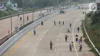 Warga berolahraga sepeda dan berlari pada waktu sore di kawasan pembangunan Tol Serpong Kunciran, Ciputat, Tangerang Selatan, Kamis (25/6/2020). Pembangunan tol yang belum rampung dimanfaatkan sejumlah warga beraktivitas selama pandemi Covid-19. (Liputan6.com/Fery Pradolo)