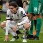 Pemain AC Milan, Riccardo Montolivo berjongkok disela laga lanjutan Grup D Liga Europa melawan AEK Athens di Stadion Athens Olympic, Jumat (3/11). Tandang ke markas AEK, Milan hanya meraih hasil imbang 0-0. (AP/Thanassis Stavrakis)