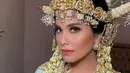 Kali ini, istri Menteri Koordinator Bidang Infrastruktur dan Pembangunan Kewilayahan Agus Harimurti Yudhoyono itu tampil anggun dalam balutan busana adat khas Mojokerto, tepatnya busana pengantin sekar kedaton atau putri raja dari @whulyan.  [@barry_irawan].