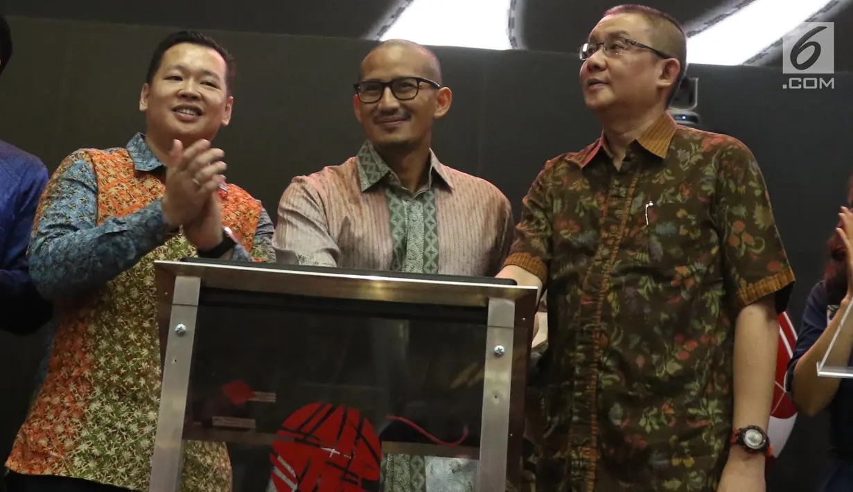Wakil Gubernur DKI Jakarta Terpilih, Sandiaga Uno (tengah) membuka perdagangan saham di Bursa Efek Indonesia (BEI), Jumat (2/6). Sandi juga meluncurkan program OK OCE Stock Center yang telah diresmikan pada April 2017 lalu. (Liputan6.com/Angga Yuniar)