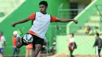 Pemain muda Arema, Dalmiansyah Matutu, ingin main di negara tetangga. (Bola.com/Iwan Setiawan)