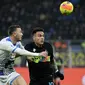 Penyerang Inter Milan Lautaro Martinez (kanan) berebut bola dengan bek Napoli Kosovar Amir Rrahmani dalam lanjutan Liga Italia di Giuseppe Meazza, Senin (22/11/2021) dini hari WIB. Inter Milan sukses mengandaskan Napoli dengan skor tipis 3-2. (Filippo MONTEFORTE / AFP)