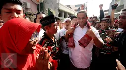 Cagub DKI Jakarta, Anies Baswedan saat tiba untuk bersosialisasi di Sanggar Brabe di kawasan Jatipulo, Palmerah, Jakarta, Rabu (15/3). Dihadapan warga, Anies mensosialisasikan rencana program kerjanya jika terpilih. (Liputan6.com/HelmiFithriansyah)