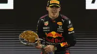 Pembalap Red Bull Racing Honda, Max Verstappen, meluapkan kegembiraannya usai merebut kemenangan dalam balapan pamungkas Formula 1 GP Abu Dhabi di Sirkuit Yas Marina pada Minggu (12/12/2021). Dengan begitu, pembalap Belanda ini sukses mengunci gelar dunianya yang pertama. (AP Photo/Hassan Ammar)