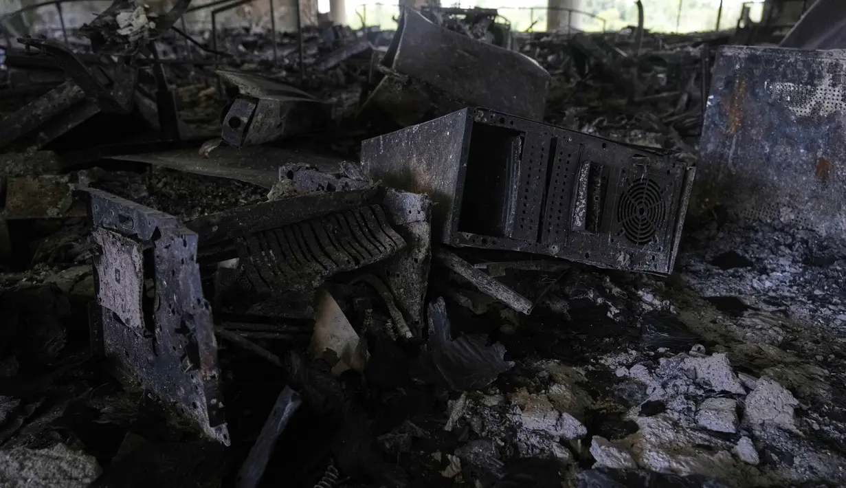 Tiga orang tewas menjadi korban dalam serangan Israel yang menyasar kantor pusat televisi pemerintah Iran IRIB di Teheran. (AP Photo/Vahid Salemi)