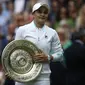 Ashleigh Barty merebut gelar Wimbledon 2021 usai mengalahkan Karolina Pliskova di Lapangan Utama All England Lawn Tennis and Croquet Club, Sabtu (10/7/2021). (AFP/ADrian Dennis)