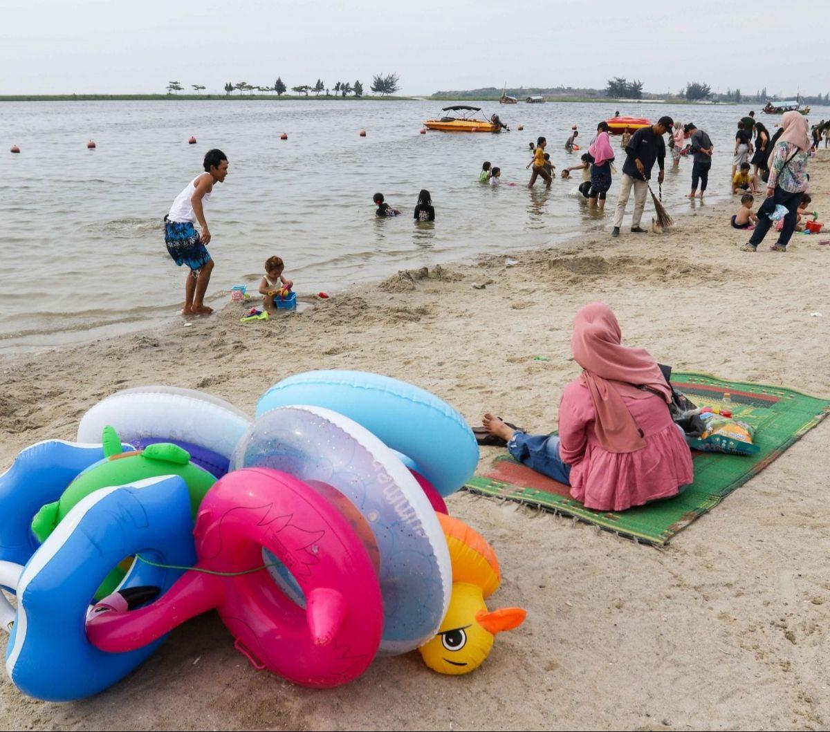 Berdasarkan data yang dirilis oleh PT Pembangunan Jaya Ancol Tbk, hingga pukul 16:00 WIB, sebanyak 22.000 pengunjung telah memadati kawasan wisata populer tersebut. Foto: Liputan6.com / Herman Zakharia<br>
