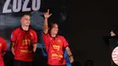 <p>Riko Simanjuntak memberikan salam jempol telunjuk dihadapan para Jakmania yang hadir di acara launching tim dan jersey Persija Jakarta yang berlangsung&nbsp;di Jakarta International Stadium (JIS), Rabu (7/8/2024) malam WIB.</p>