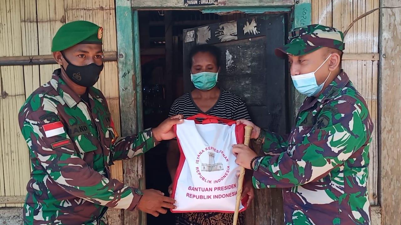 Dandim 1603 Sikka, Letkol Inf M. Zulnalendra Utama,bersama anggota mengantar langsung 1.000 paket sembako bantuan Presiden, kepada warga Desa Ilin Medo. (Liputan6.com/ Dionisius Wilibardus)