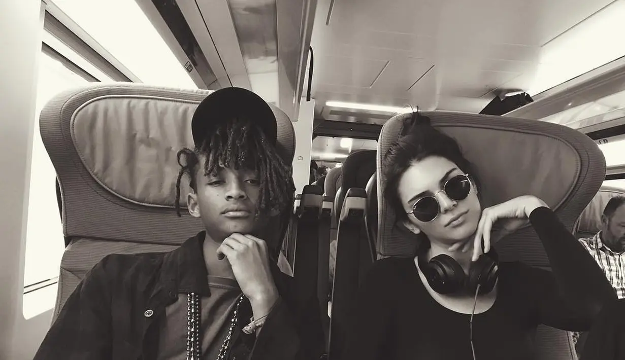 Tak hanya itu, Kylie Jenner pun tak kalah cantik dari Kendall saat berpose dalam nuansa hitam putih. (instagram/kendalljenner)