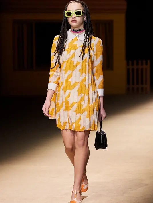 Vevers mempersembahkan outwear dari koleksi archival yangditata ulang dengan sentuhan shearling serta pembaruan tas Coach's Sling dari tahun 1964./ Foto: dok Coach.