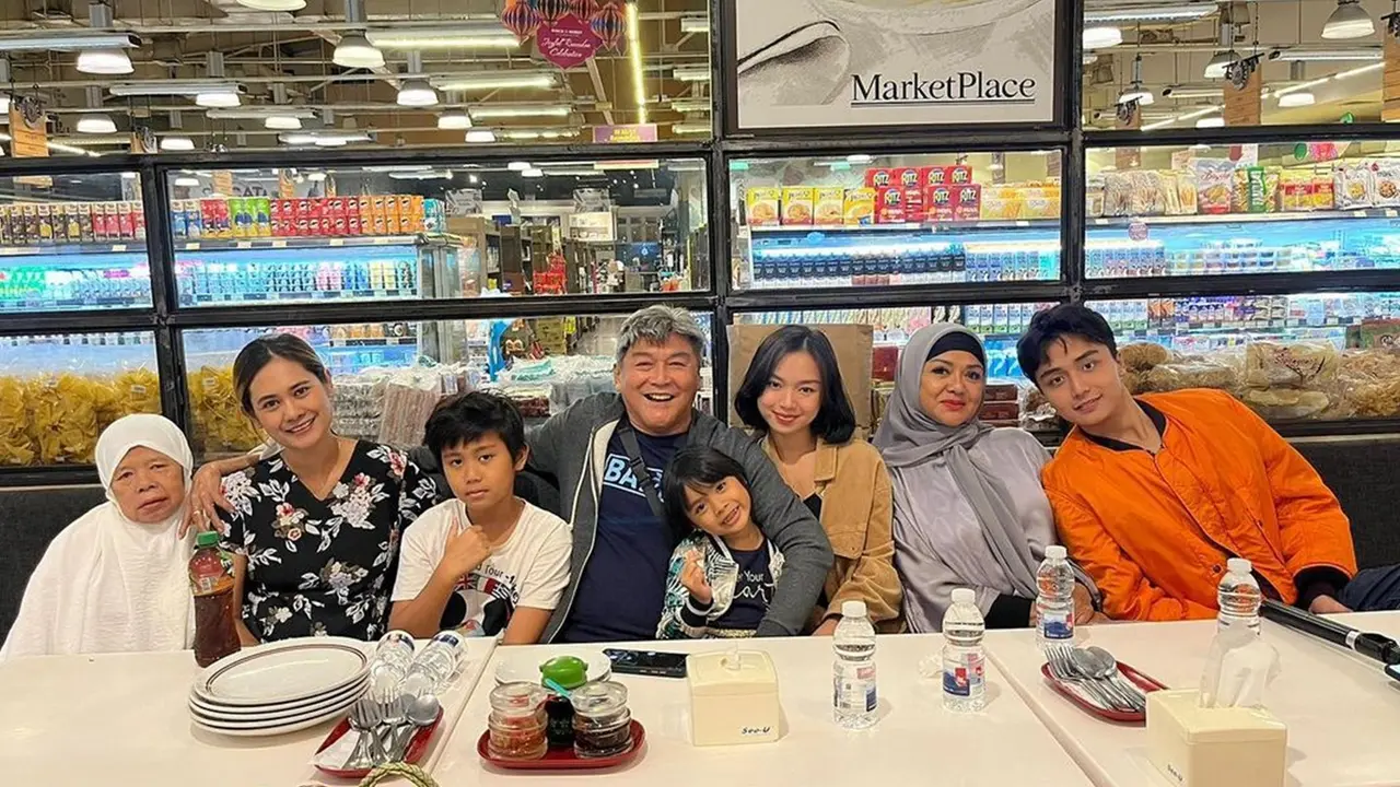 6 Momen Buka Bersama Betharia Sonata dan Keluarga Willy Dozan, Penuh Kehangatan