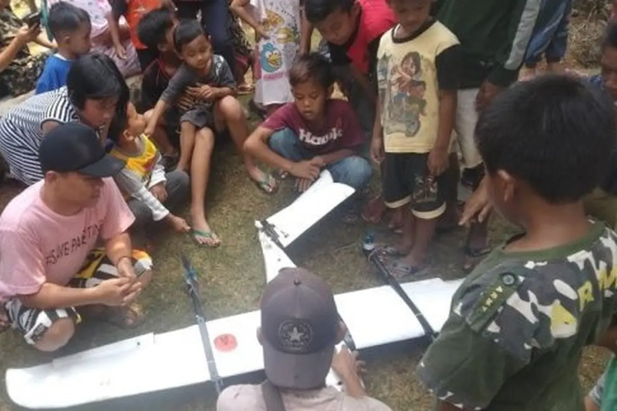 Sebuah drone yang jatuh dan tersangkut di pohon milik warga Kecamatan Sukadana, Ciamis, Jawa Barat menjadi tontonan warga