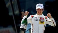 Lance Stroll adalah pebalap berusia 17 tahun yang musim ini tampil pada ajang F1 European Championship. Dia merupakan pebalap pengembang dari Williams. (Montreal Gazette)