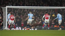Kiper Manchester City, Stefan Ortega gagal menghalau tendangan pemain Arsenal, Myles Lewis-Skelly yang berakhir menjadi gol dalam laga lanjutan Liga Inggris 2024/2025 di Emirates Stadium, London, Minggu (03/02/2025). (AP Photo/Alastair Grant)