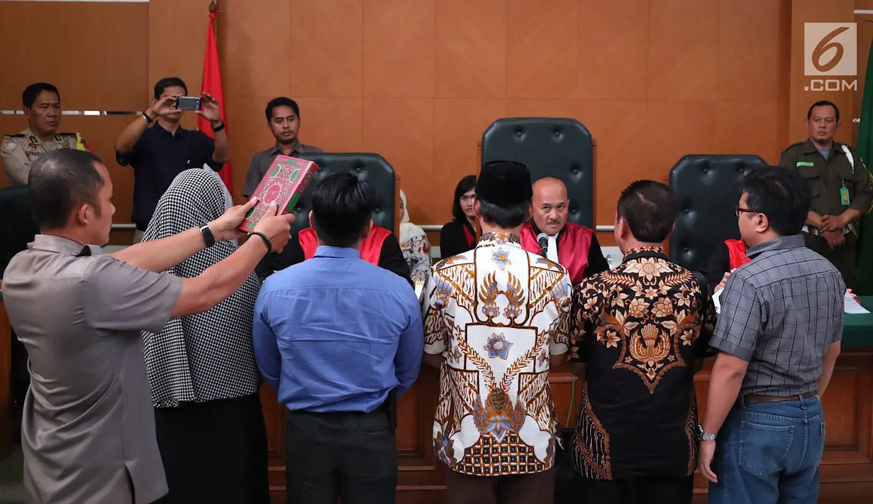 Para saksi disumpah sebelum memberi kesaksiannya saat sidang kasus dugaan penipuan First Travel di PN Kota Depok, Senin (21/3). Pada sidang kali ini jaksa menghadirkan lima orang saksi. (Liputan6.com/Immanuel Antonius)