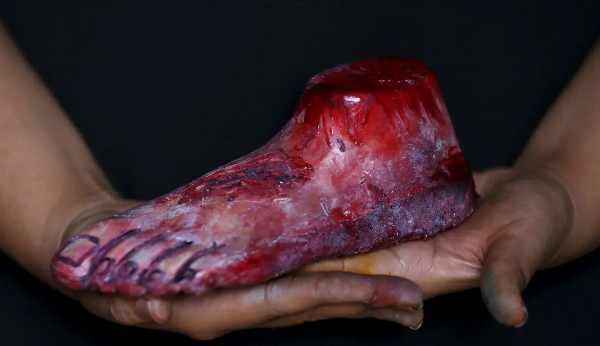 Permen berbentul kaki yang berdarah ini nantinya akan dkonsumsi untuk merayakan Hallowen di Meksiko, Jumat (30/10/2015). Harga untuk kemasan permen dengan berisi kaki, mata, telinga dan hidung dijual dengan harga Rp.700.000-an. (REUTERS/Carlos Jasso) 