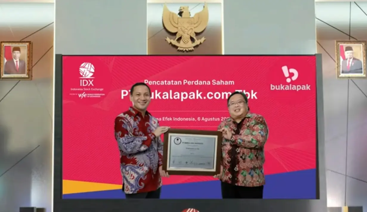 Tangkapan layar menampilkan Komisaris Utama PT. Bukalapak.com Tbk, Bambang Brodjonegorobersama Direktur Utama PT. Bukalapak.com Tbk, M Rachmat Kaimuddin saat pencatatan perdana saham BUKA secara virtual, Jakarta, Jumat (6/8/2021). (Liputan6.com)
