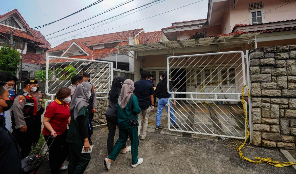 Kematian mereka baru diketahui warga setempat setelah kurang lebih satu bulan. Penemuan jasad Ibu dan anak ini mengundang banyak tanda tanya.&nbsp;