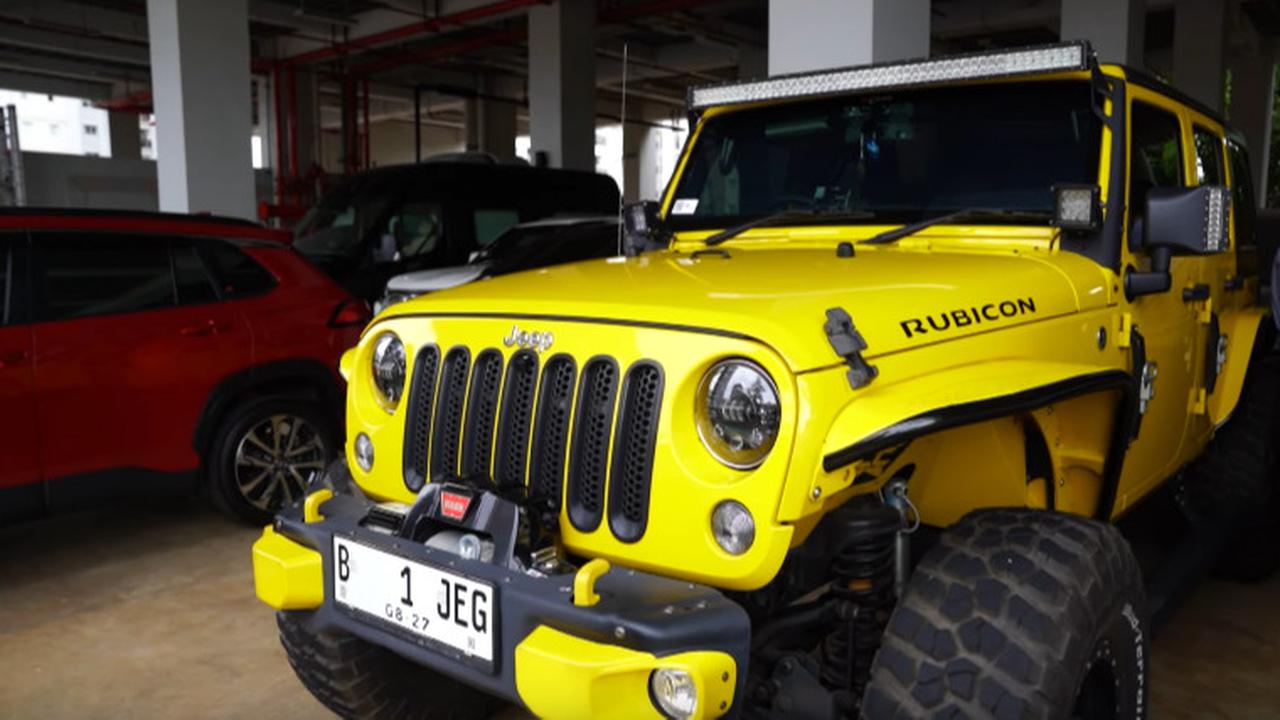 Fitra Eri Bengong saat Gerebek Mobil-mobil Mewah Sitaan KPK