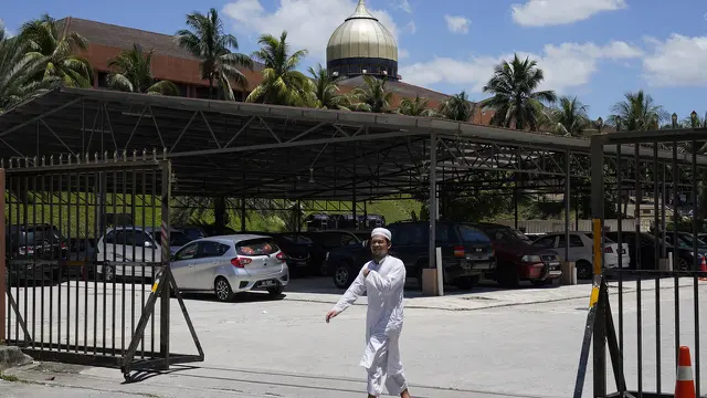 Pria Keluar dari Masjid