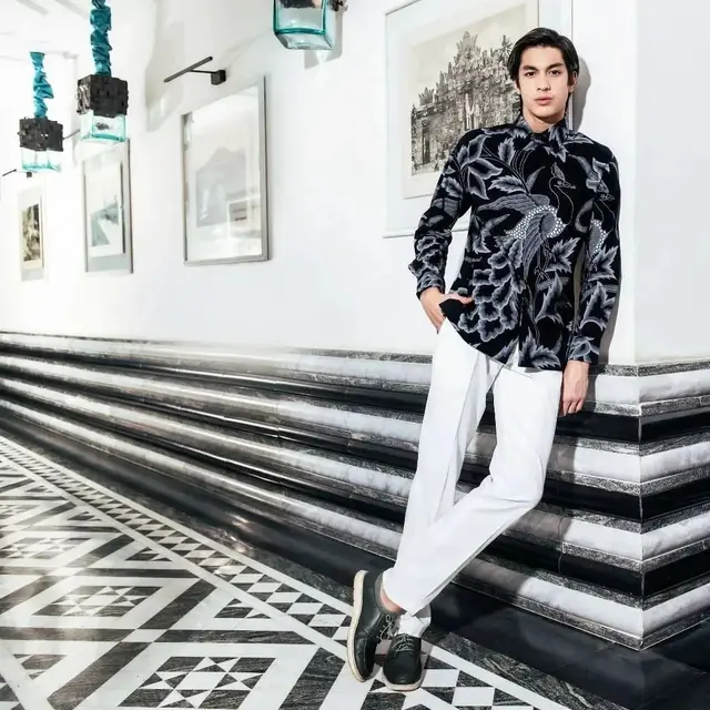 7 Pemotretan Eddy Meijer, Putra Maudy Koesnaedi dengan Busana Batik yang Menawan