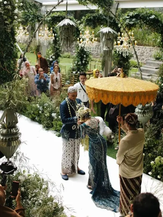 Prosesi akad nikah digelar khidmat dengan mengusung tema adat Sunda.  [@marcoivanos12]