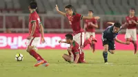 Para pemain Timnas Indonesia U-19 saat berebut bola dengan pemain Jepang U-19 pada laga uji coba di Stadion Utama GBK, (24/3/2018). Indonesia U-19 Kalah 1-4. (Bola.com/Nicklas Hanoatubun)