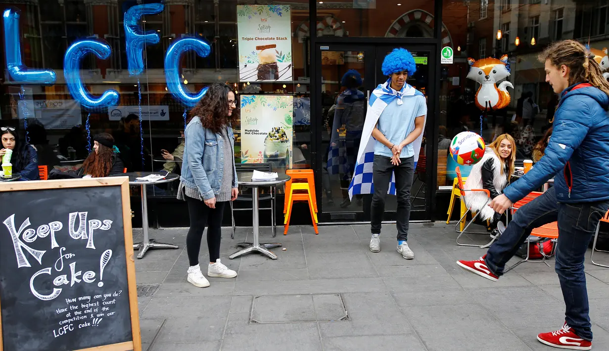 Pengunjung saat mengambil dalam kompetisi uppie keepie selama kampanye "Back the Blues" di Leicester, Inggris 29 April, 2016. (REUTERS / Darren Staples)