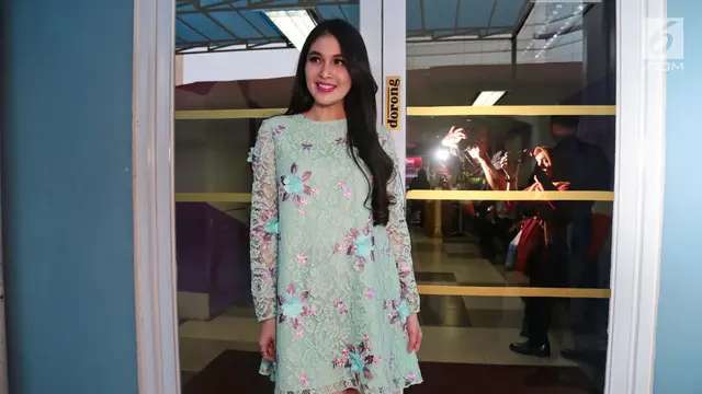 Artis Cantik Sandra Dewi Menikmati Momen Hamil Anak Pertamanya