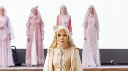 Seorang model memperagakan karya desainer Irna Mutiara di acara kelulusan Islamic Fashion Institute. (Liputan6.com/pool/IFC)