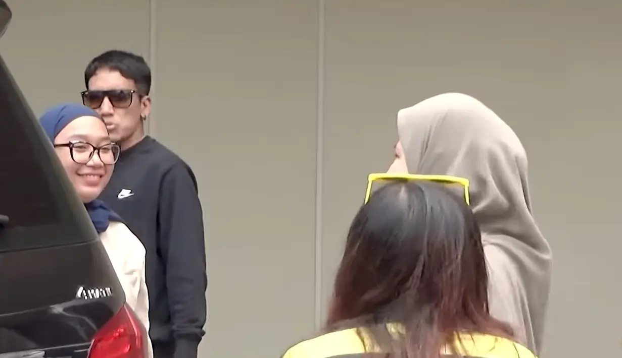 Boiyen yang kerap tampil kocak lantas basa-basi menanyakan tujuan Caca dan Desta. "Mau sunatin ya?" tanya Boiyen. "Iya, mau sunatin bapaknya," jawab Natasha Rizky yang mengundang tawa. "Aduh habis dia," timpal Boiyen sambil tertawa. [Youtube/Trio Strong Family]