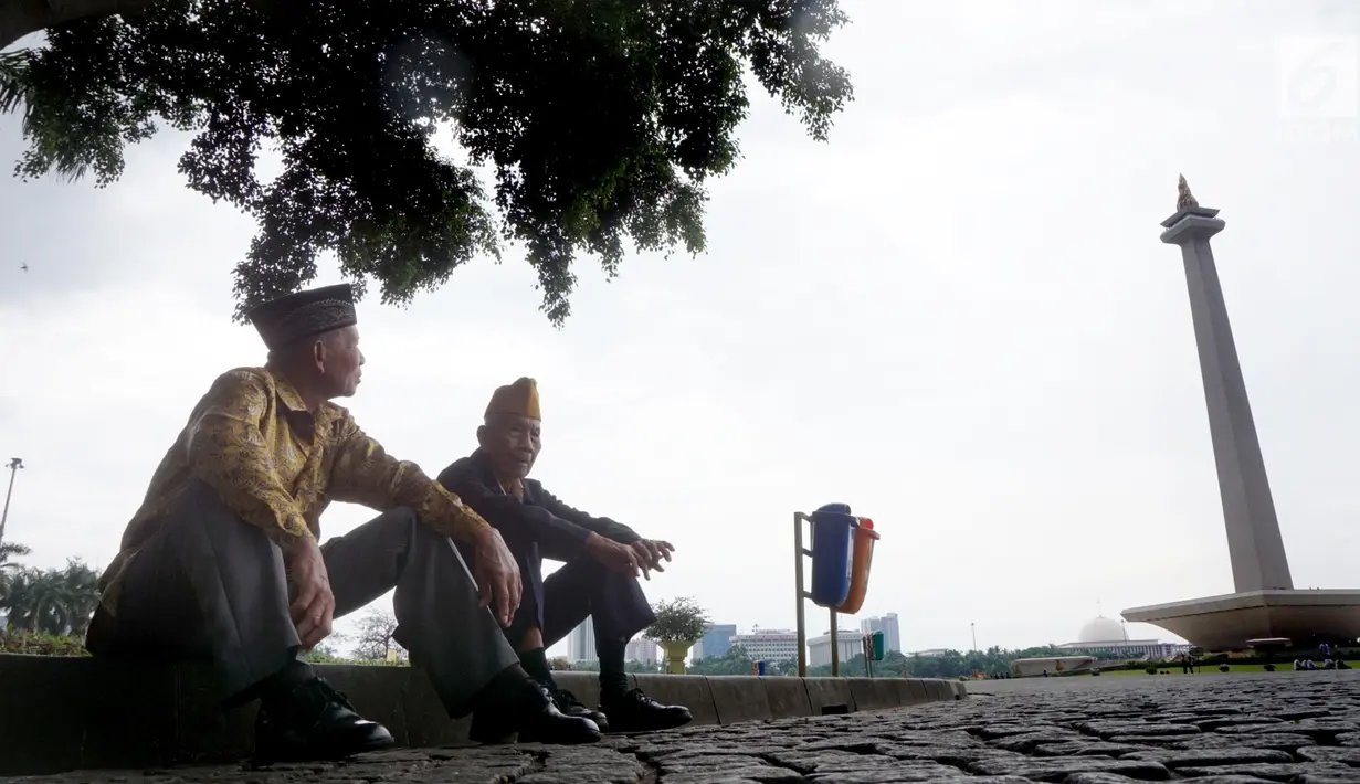 Dalijan (77) dan Kawit (94) mendapat kesempatan untuk memenuhi keinginannya saat berkunjung ke Monumen Nasional, Jakarta, Jumat (10/11). Apresiasi ini sebagai bentuk penghargaan kepada para veteran pada peringatan Hari Pahlawan. (Liputan6.com/Riki)