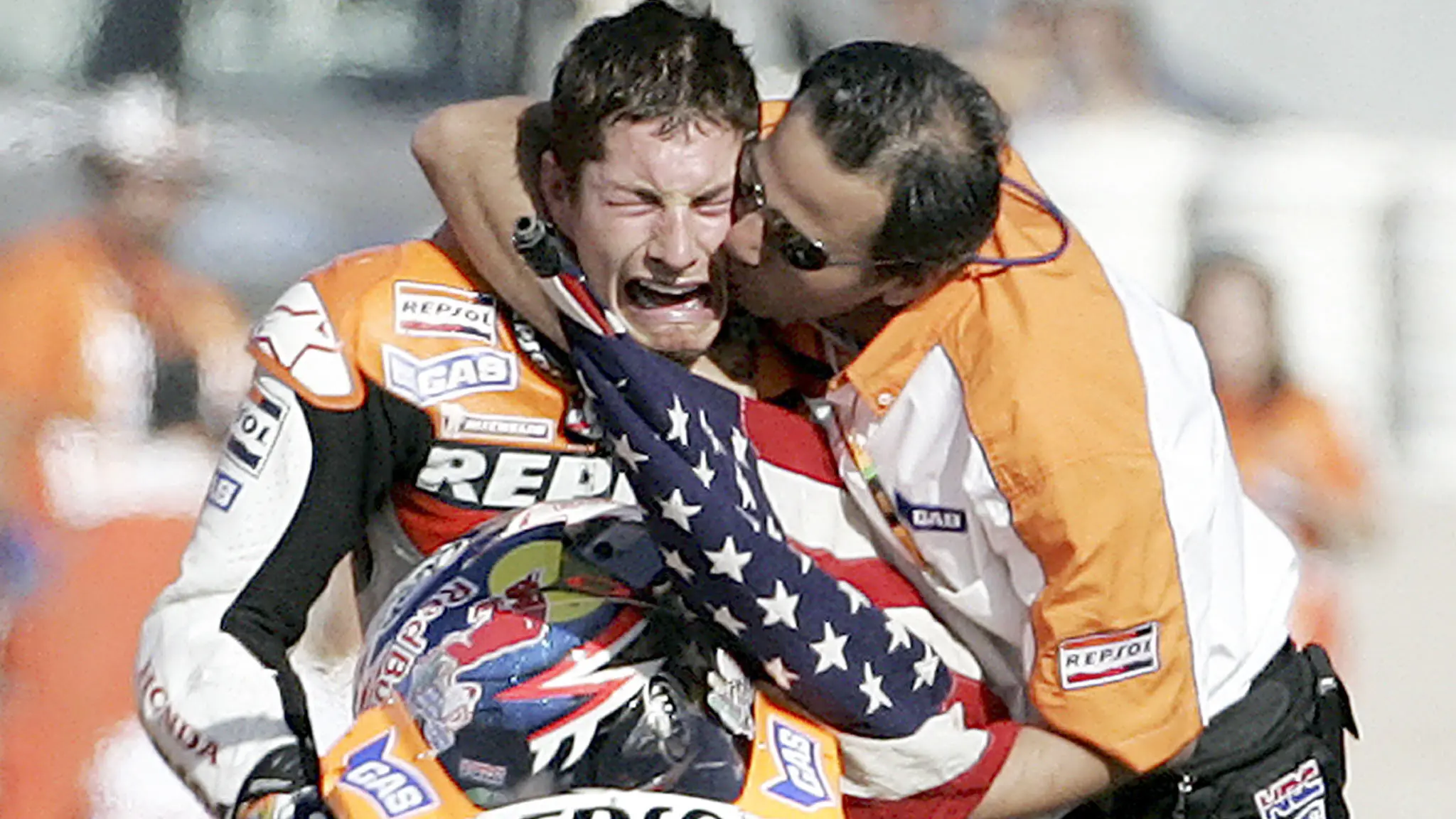 Nicky Hayden mendapat ucapan selamat dari rekan setimnya setelah menjadi Juara Dunia MotoGP 2006 di GP Valencia. (AP/Fernando Bustamante)