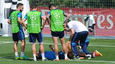 Cristiano Ronaldo mengalami cedera paha setelah berebut bola dengan kiper Kike Casillas.