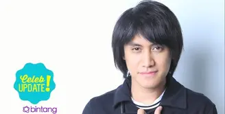 Kevin Aprilio dikenal sebagai musisi yang melahirkan lagu-lagu romantis. Tak takut disebut playboy, Kevin tahu bagaimana cara membuat wanita bahagia. 