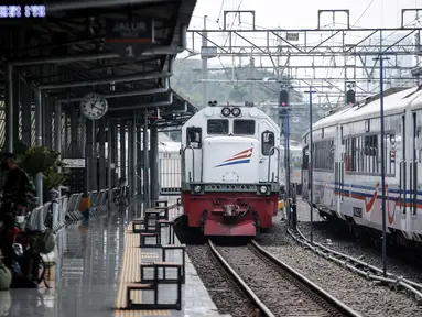 Kereta jarak jauh tiba di Stasiun Pasar Senen, Jakarta, Jumat (10/7/2020). PT KAI telah mengoperasikan lima perjalanan kereta jarak jauh untuk tujuan Bandung, Cirebon, dan Surabaya mulai Jumat 10 Juli 2020. (Liputan6.com/Faizal Fanani)