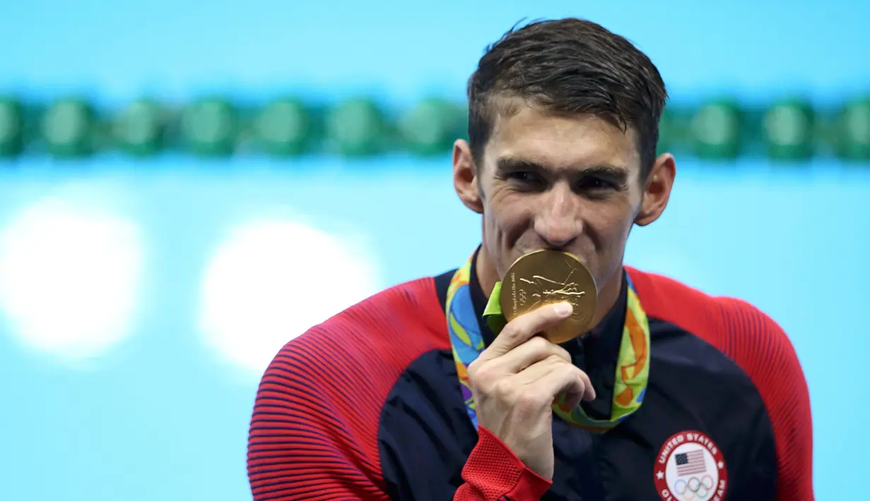 Michael Phelps menjadi atlet AS paling fenomenal di kancah Olimpiade setelah merebut medali emas di final renang 4 x 200 meter gaya bebas estafet putra, Selasa (10/8). Ia dijuluki "Fish Flying" karena kecepatannya di air.  (REUTERS / Marcos Brindicci )