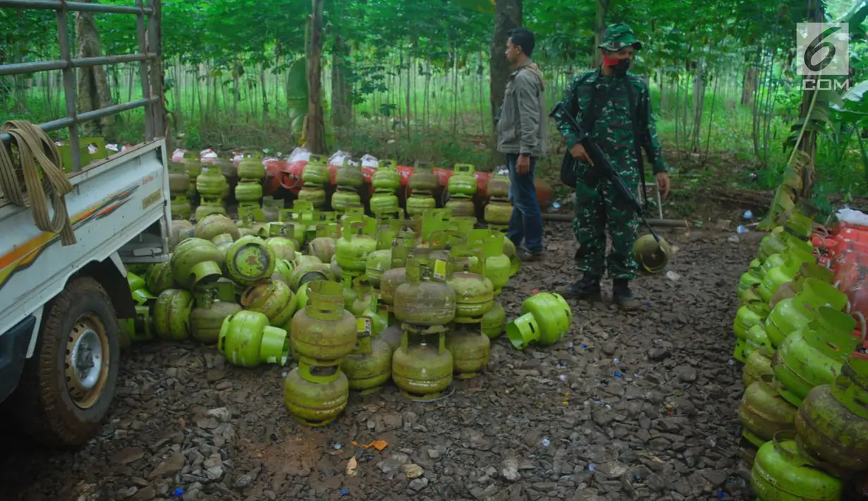 Tempat pengoplosan gas elpiji di hutan Rumpin, Kabupaten Bogor, digerebek anggota TNI, Senin (19/2). Aktivitas pengoplosan tabung gas 3 kg menjadi gas 12 kg itu sudah berjalan kurang lebih sebulan. (Liputan6.com/Achmad Sudarno)