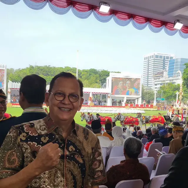 6 Potret Roy Marten Awet Muda di Usia 72, Kompak dengan Gading dalam Series Terbaru