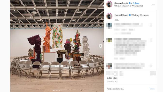 Dian Sastrowardoyo saat berkunjung ke Whitney Museum of American Art, New York, Amerika Serikat. (Screenshot Instagram @therealdisastr/https://www.instagram.com/p/B4Pzv-6hWyr/Putu Elmira)