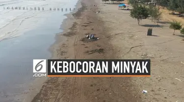 Pertamina memberdayakan warga membersihkan gumpalan minyak mentah dan lumpur akibat terjadinya kebocoran Migas di laut. Warga membersihkan gumpalan minyak di Pantai Pakis.