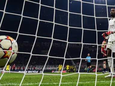 Kiper AC Milan Mike Maignan (kanan) kebobolan gol saat melawan Liverpool pada pertandingan sepak bola Grup B Liga Champions di Stadion San Siro, Milan, Italia, 7 Desember 2021. Liverpool menang 2-1. (MIGUEL MEDINA/AFP)