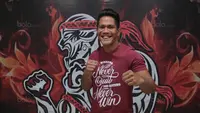 Instruktur dan pemilik Zealot Muaythai, Jeremias Luhukay di Sasana Zealot Muaythai Kelapa Gading, Minggu (08/10/2017). Latihan ini untuk persiapan bertanding padda 22 Oktober 2017. (Bola.com/Nicklas hanoatubun)